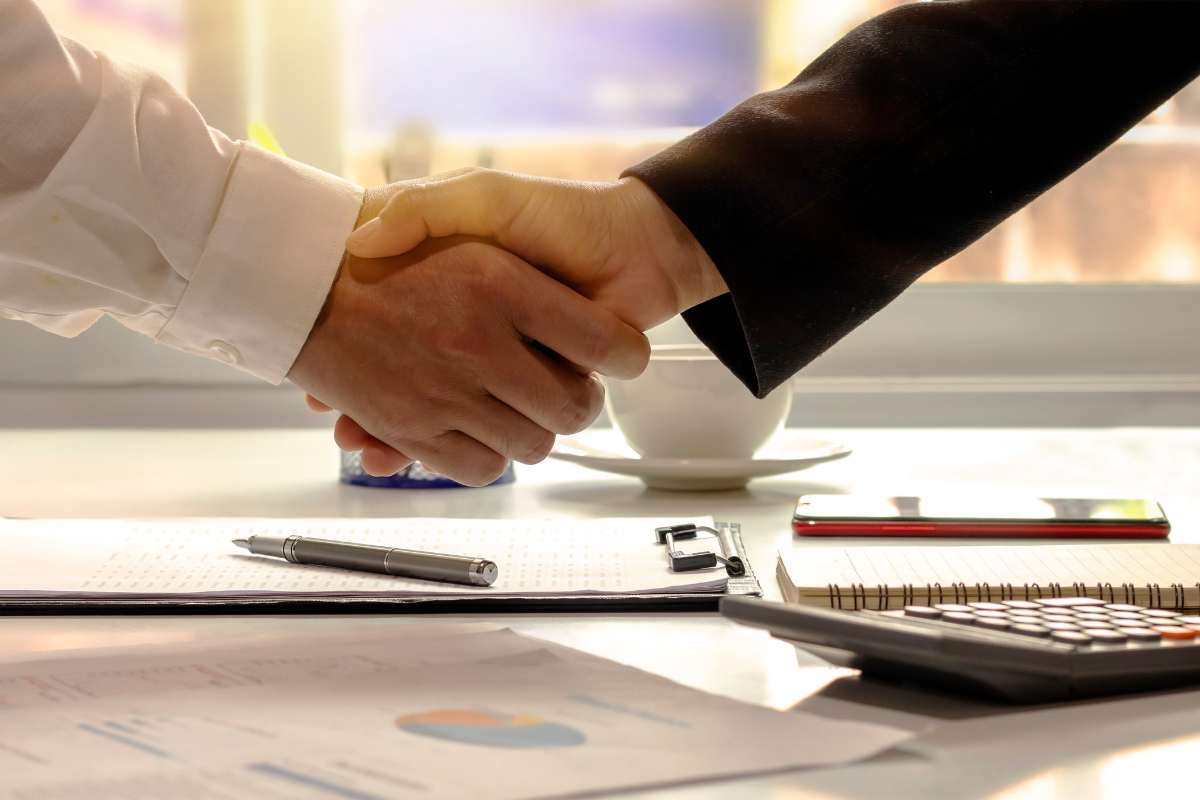 Xem xét kỹ hợp đồng và các điều khoản được ghi rõ trong hợp đồng