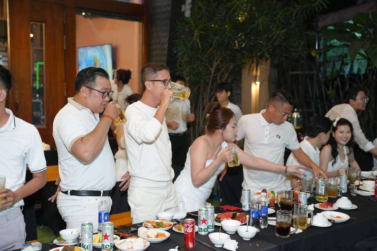 Nhân viên và khách mời cùng nhau nâng ly chúc mừng trong không khí hân hoan.
