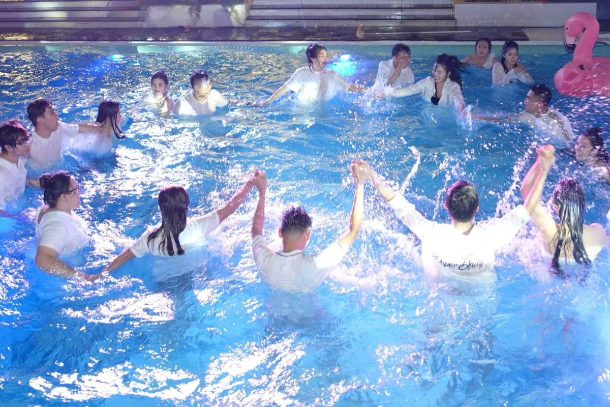 Hoạt động vui chơi tại hồ bơi với sự hào hứng và sôi động