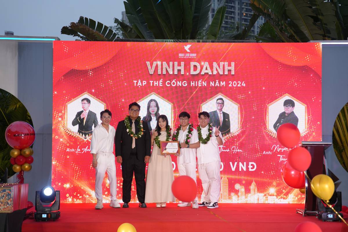 Tập thể xuất sắc nhận bằng khen và kỷ niệm chương từ Ban lãnh đạo.