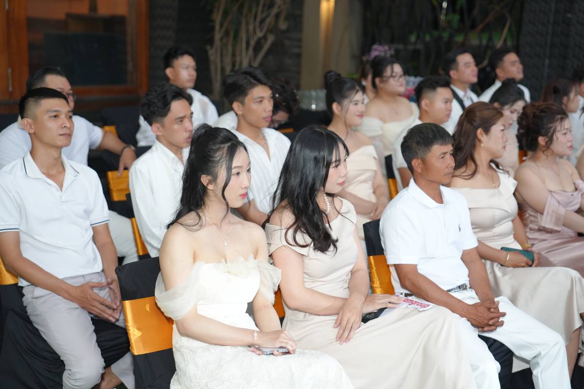 Khoảnh khắc nhân viên lắng nghe và ghi nhận những chia sẻ quan trọng.