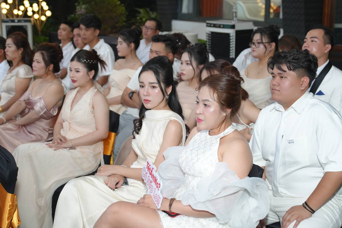 Khoảnh khắc nhân viên lắng nghe và ghi nhận những chia sẻ quan trọng.