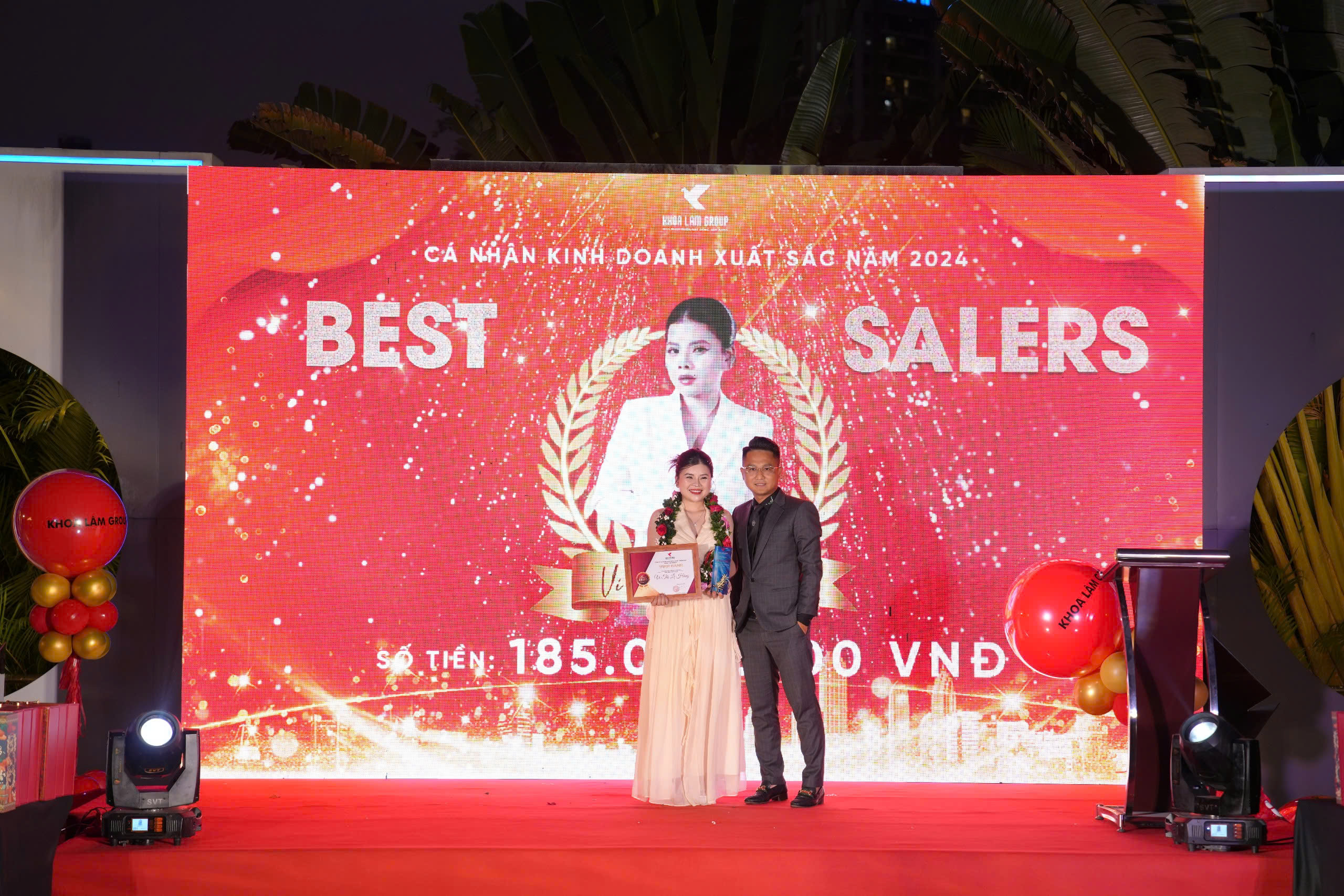Top 1 Best Sale năm 2024 hào hứng nhận giải thưởng với bảng vinh danh hoành tráng.