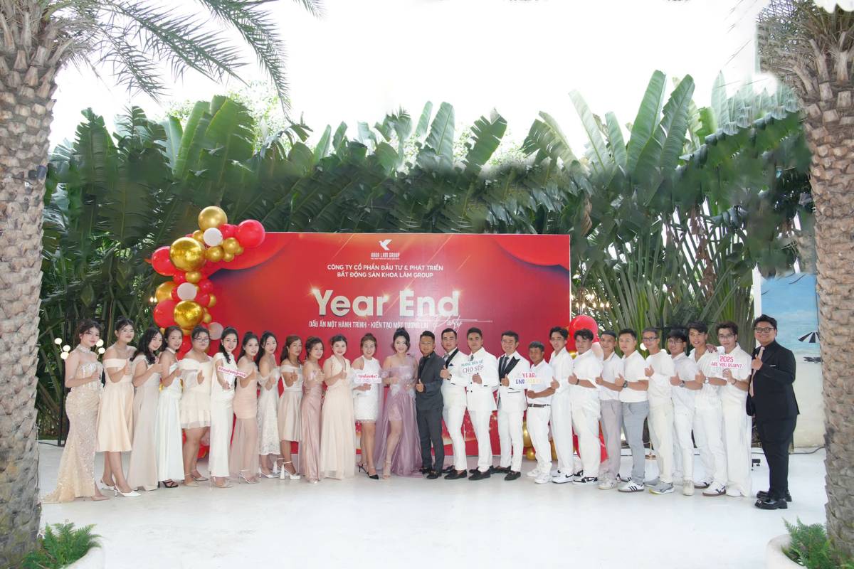 Ảnh chụp tập thể toàn công ty trên sân khấu với biểu ngữ Year End Party 2024.