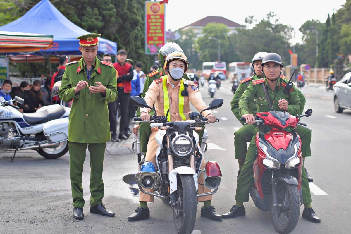 Lực lượng công an Lâm Đồng làm nhiệm vụ đảm bảo an toàn và hỗ trợ thí sinh tham gia Kỳ thi Tốt nghiệp THPT