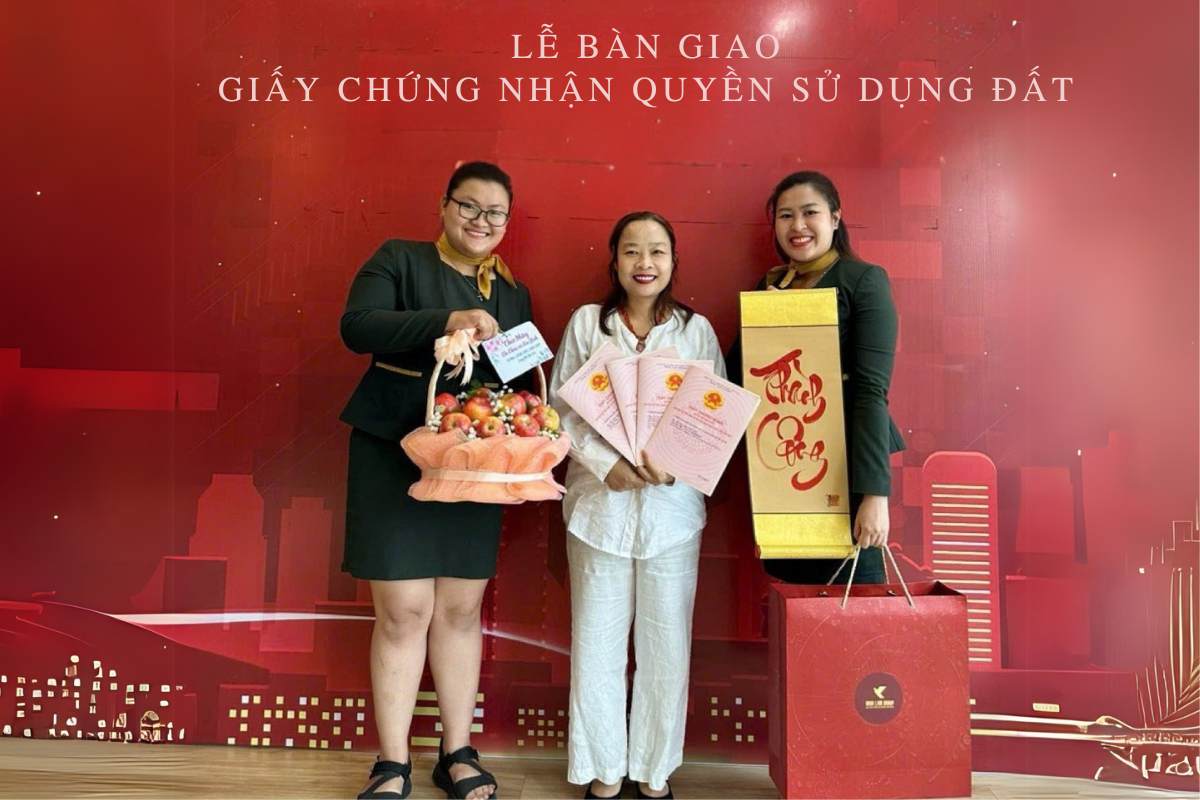 Cư dân nhận sổ tại Khoa Lâm Group