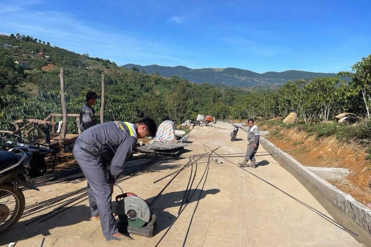 Những người hùng thầm lặng đang từng ngày hoàn thiện tuyết đường huyết mạch của Vân Thôn Retreat Bảo Lộc
