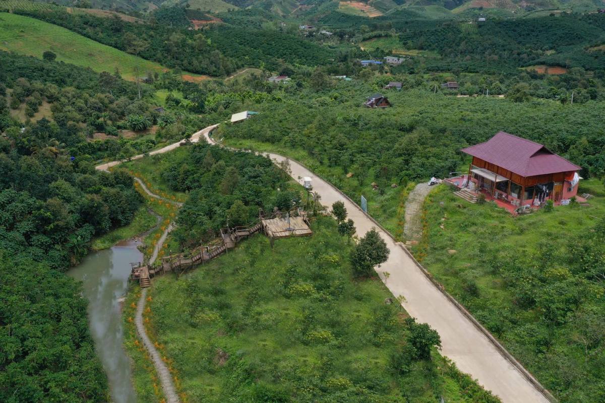 Hình ảnh thực tế 80% hạ tầng hoàn thiện tại Vân Thôn Retreat Bảo Lộc, với đường bê tông và nhà đã xây