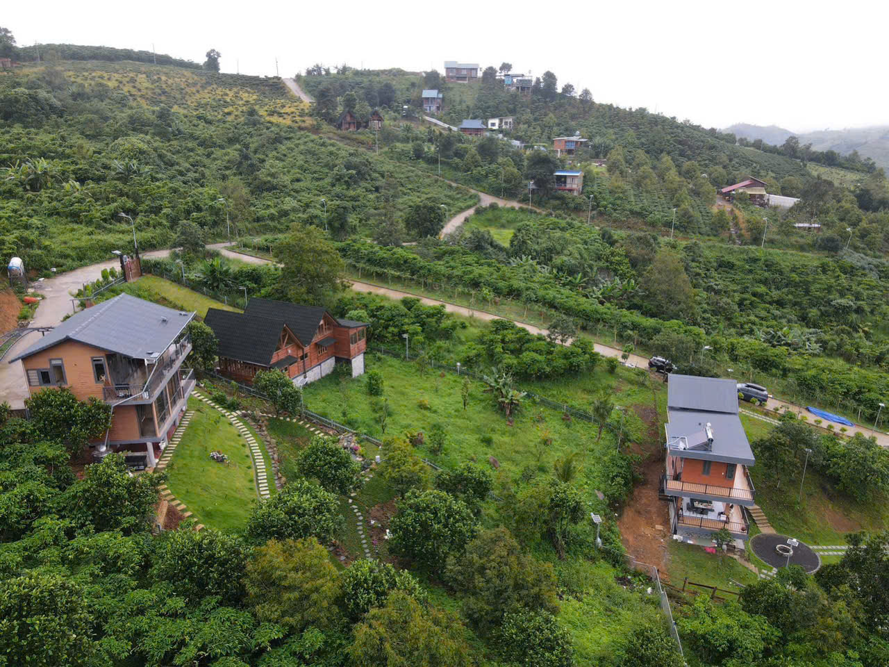 Hình ảnh thực tế 80% hạ tầng hoàn thiện tại Làng Oa Bảo Lộc, với đường bê tông và nhà đã xây