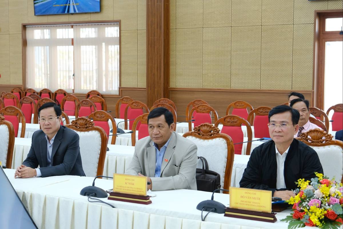 Các đồng chí lãnh đạo tỉnh Lâm Đồng tham dự Lễ ký kết hợp đồng
