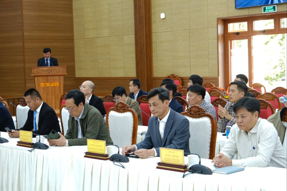 Lãnh đạo các cơ quan, đơn vị sở, ngành tham dự buổi Lễ ký kết hợp đồng