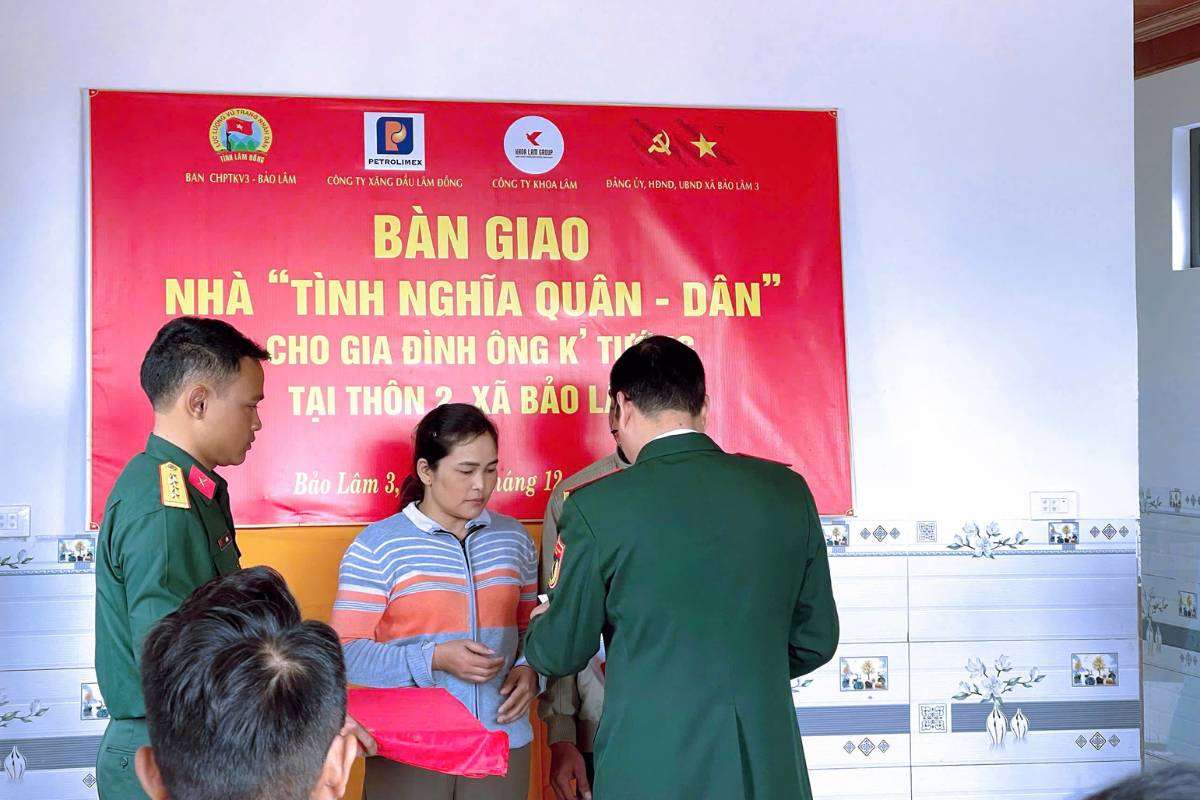 Đại diện chính quyền địa phương bàn giao nhà tình thương cho gia đình ông K’ Tướng ngày 22/12/2025