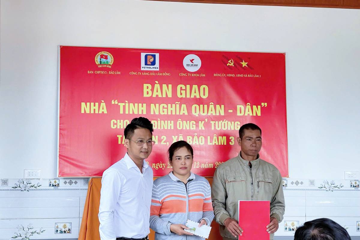 Bàn giao cho gia đình ông K’ Tướng, với sự phối hợp giữa chính quyền địa phương và Khoa Lâm Group
