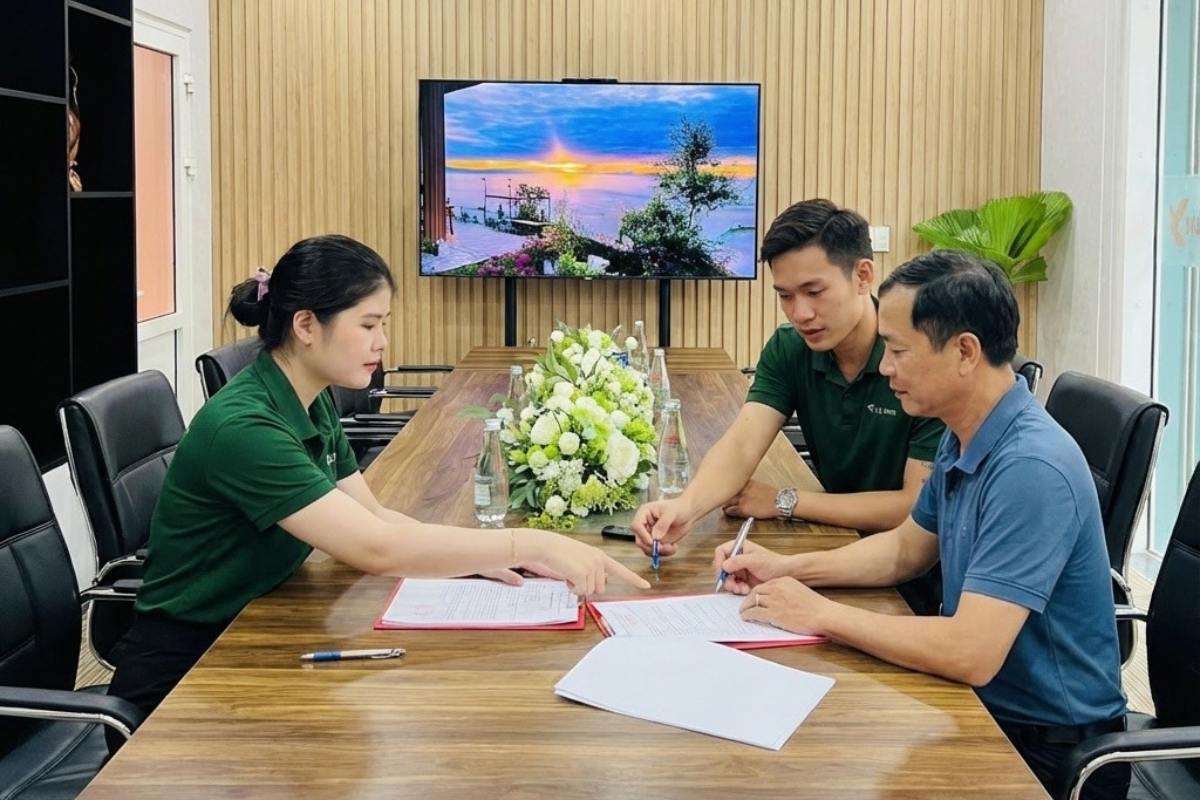 Nhân viên Khoa Lâm Group hướng dẫn khách hàng ký hợp đồng công chứng Vân Thôn Retreat Bảo Lộc