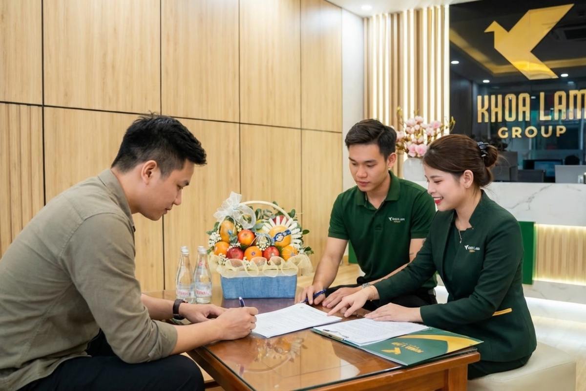 Nhân viên Khoa Lâm Group cùng khách hàng hoàn tất thủ tục nhận sổ hồng Vân Thôn Retreat Bảo Lộc
