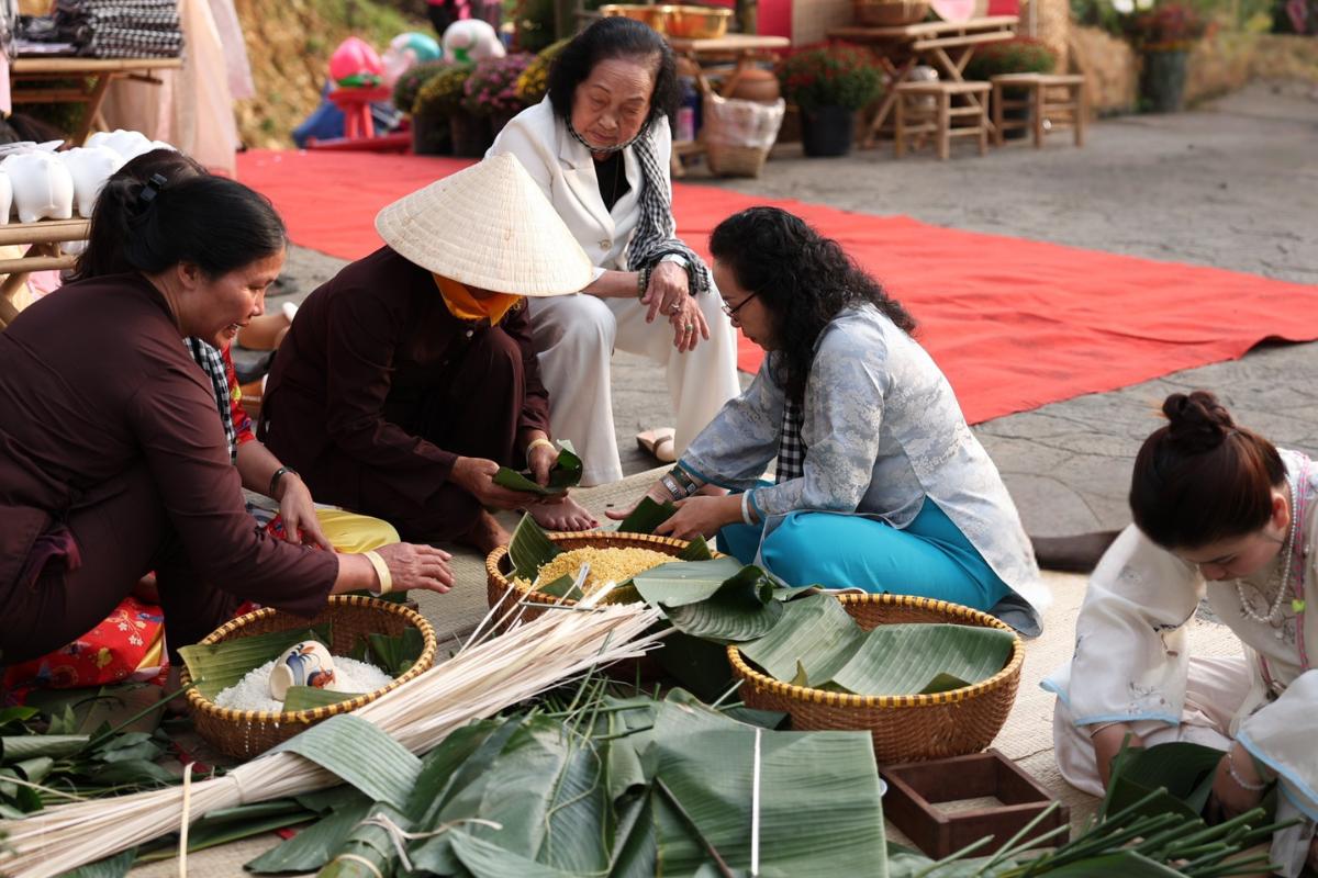Trải nghiệm gói bánh chứng truyền thống tại Vân Thôn Retreat Retreat