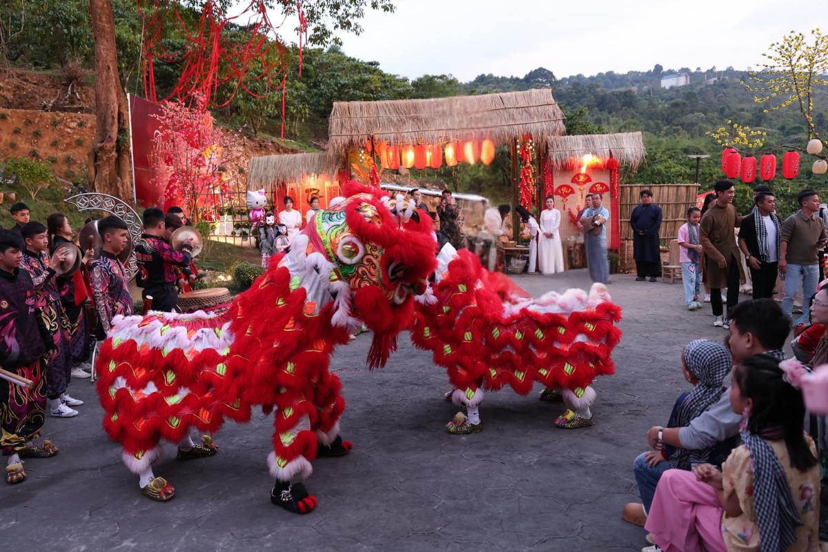 Tiết mục múa lân chào sân tại Tết rồi về Làng thôi 3