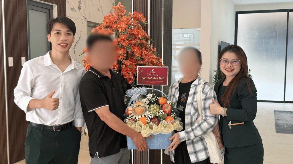 Đội ngũ Khoa Lâm Group trao hoa chúc mừng khách hàng hoàn tất công chứng sang tên đất Bảo Lộc