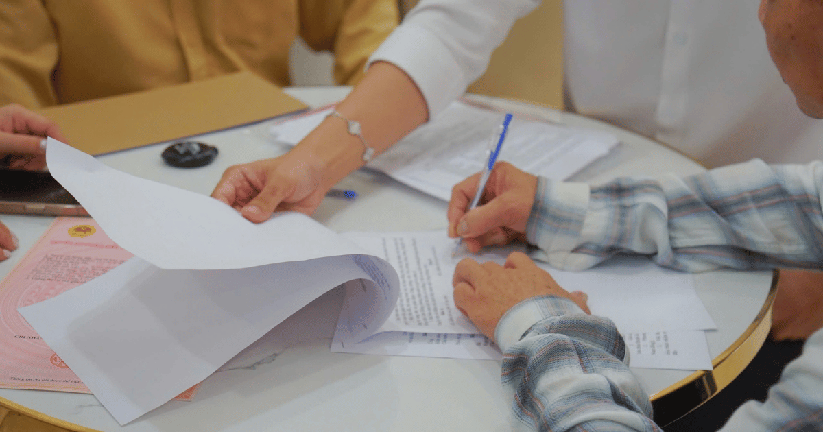 Khách hàng ký hợp đồng công chứng sang tên đất nền tại Bảo Lộc cùng đội ngũ Khoa Lâm Group