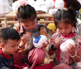Đội "hoạ sĩ nhí" tham gia hoạt động tại Tết Rồi Về Làng Thôi 3 Đội "hoạ sĩ nhí" tham gia hoạt động tại Tết Rồi Về Làng Thôi 3