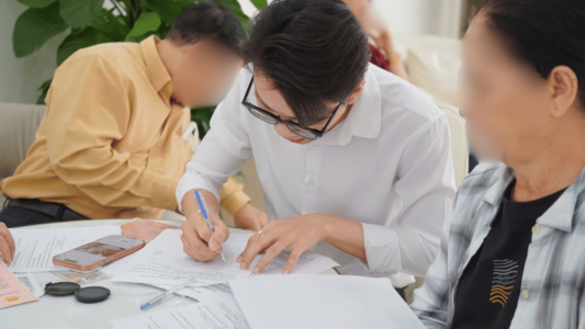Khách hàng ký hợp đồng công chứng sang tên đất nền tại Bảo Lộc cùng đội ngũ Khoa Lâm Group Khách hàng ký hợp đồng công chứng sang tên đất nền tại Bảo Lộc cùng đội ngũ Khoa Lâm Group